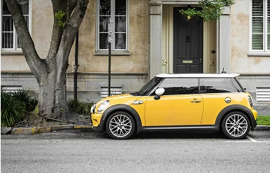 O carro está estacionado com cuidado, sem elementos que atrapalhem ou movimento. O ambiente da fotografia é ensolarado, com uma luz intensa que transmite a sensação de um dia agradável num ambiente urbano, com sombras suaves e contrastes.